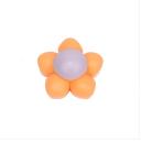 Imagen que muestra el producto Juguete Catnip Margarita. Juguete margarita con bola de catnip, cuenta con adhesivo doble para fijar a superficies planas. Material: Plástico Color: Naranja, lila Disponible: Razas pequeñas