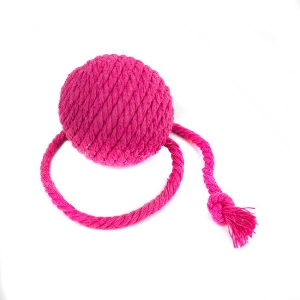 Imagen que muestra el producto Pelota De Estambre Para Mascotas. Bola de estambre multicolor, cuenta con cuerdita ideal para colgar o para brindar un mejor agarre a tu mascota. Material: Poliéster Color: Morado, rosado, negro, amarillo Disponible: Razas pequeñas.