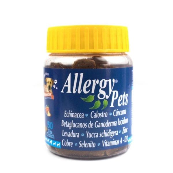Imagen que muestra el producto Allergy Pets Natural Freshly. Suplemento alimenticio complementa los tratamientos para el control de alergias, ayuda en los procesos de cicatrización y desinflamación de la piel, por alergias de contacto o de alimento. Ingredientes: Echinacea, calostro, cúrcuma, Betaclucanos de Ganoderma lucidum, levadura, yucca schidigera, Zinc, cobre, selenio, vitaminas A – D3. Presentación: 50 VITACRUNCH Disponible: Para perros de todas las razas a partir de los 5 meses de edad.