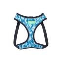 Imagen que muestra el producto Pechera Sin Correa Para Mascotas. Pechera estampada, cuenta con tejido reflectivo, hebillas ajustables, broche de seguridad y anillos tipo D para fijar la correa.  Material: Poliéster Color/Estampado: Negro, azul, verde, naranja. Disponible: Razas pequeñas, medianas