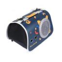 Imagen que muestra el producto Bolso Estampado Con Cupula Para Mascotas. Transportin para mascotas, cuenta con malla de ventilación en los costados, rejilla y cupula intercambiables. Material: Poliéster, plástico Estampado: Disponible: Razas pequeñas.