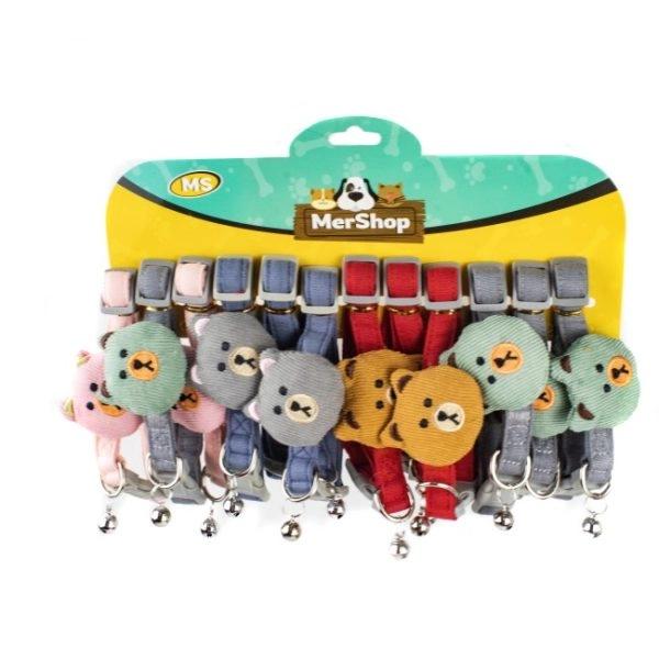 Imagen que muestra el producto Collar Osito Para Mascotas. Collar con muñeco de felpa, cuenta con hebilla de plástico ajustable, broche de seguridad y anillo tipo D para fijar la correa. Material: Poliéster y metal                                                             Color: Rosado, rojo, azul, gris                                                                             Disponible: Razas pequeñas.