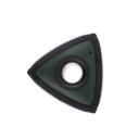 Imagen que muestra el producto Peine De Limpieza Para Mascotas. Cepillo de limpieza triangular con agujero en el centro para mejor agarre, cuenta con tres tipos de cerdas. Material: Plástico Color: Negro