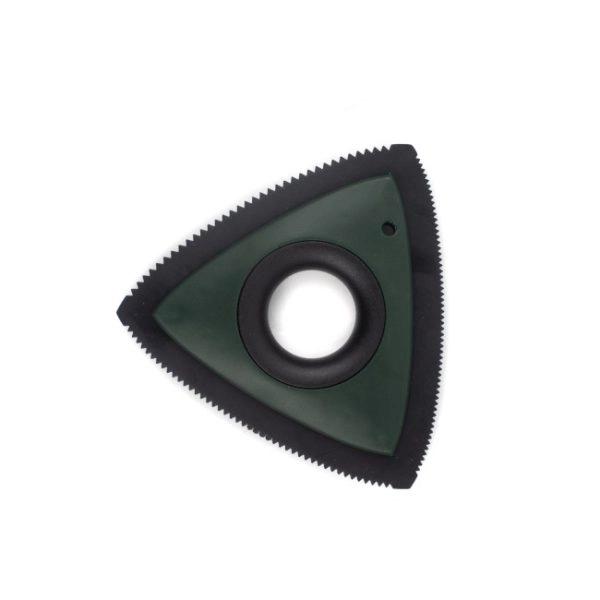 Imagen que muestra el producto Peine De Limpieza Para Mascotas. Cepillo de limpieza triangular con agujero en el centro para mejor agarre, cuenta con tres tipos de cerdas. Material: Plástico Color: Negro