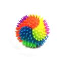 Imagen que muestra el producto Pelota Chillona De Colores Para Mascotas. Pelota multicolor, cuenta con textura de púas y luz led interna. Material: Caucho                                                                                                      Color: Disponible en la foto                                                                                     Disponible: Razas pequeñas.