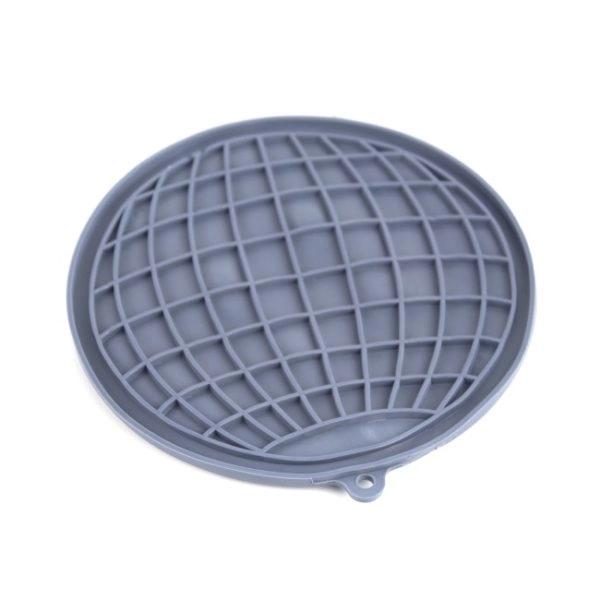 Imagen que muestra el producto Tapete De Lamer Redondo Para Mascotas. Tapete de lamer para mascotas, cuenta con ventosas para pegar en superficies planas. Ideal para una alimentación mas lenta. Material: Silicona Color: Verde, azul, curuba, morado Disponible: Razas pequeñas, medianas y grandes.