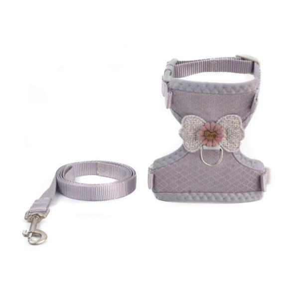 Imagen que muestra el producto Arnes Con Accesorio Para  Mascotas. Arnés tipo H con correa, cuenta con moño decorativo en la parte superior y anillo tipo D para fijar la correa. Material: Poliéster, metal                                                                                                                 Color: Rosado, azul, morado, café    Disponible: Razas pequeñas. Medidas: TALLA XS: CUELLO 23-33 CM TORSO  MIN-MAX 30-45 CM PESO MAXIMO – APROX 2-5 KG, TRAILLA 1,20 CM TALLA S: CUELLO 30-41 CM TORSO MIN-MAX 41-53 CM PESO MAXIMO – APROX 5-11 KG, TRAILLA 1,20 CM