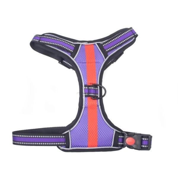 Imagen que muestra el producto Arnés Con Diseño Reflectivo Para Mascotas. Arnés para mascotas con tejido reflectivo, cuenta con broches de seguridad y anillos tipo D en la parte superior e inferior. Material: Poliéster Color: Negro, rojo, azul, morado Disponible: Razas medianas y grandes.