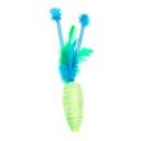 Imagen que muestra el producto Juguete Zanahoria Para Mascotas. Juguete con diseño de zanahoria, cuenta con plumas en la parte superior. Material: Poliéster, plumas Color: Verde, azul, amarillo Disponible: Razas pequeñas.