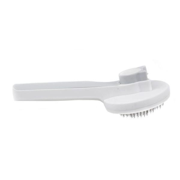 Imagen que muestra el producto Peine Quita Pelos Para Mascotas. Cepillo de cabeza redonda, cuenta con cerdas de metal, botón en la parte trasera para expulsar los pelos y mango ergónomico. Fácil y cómodo de usar. Material: Plástico, acero inóxidable Color: Rojo, azul, gris Disponible: Razas pequeñas y medianas.