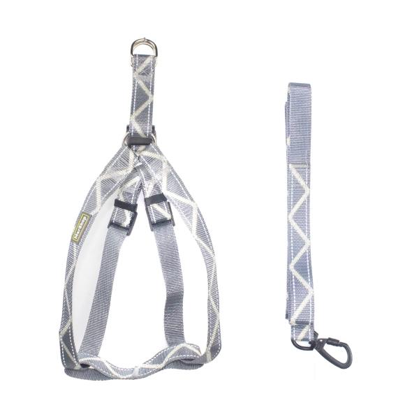 Imagen que muestra el producto Arnés Con Mosquetón De Seguridad. Arnés con rayas zic zac, cuenta con hebillas ajustables, broches de seguridad y correa con mosquetón con pieza de seguridad. Material: Poliéster Color: Gris con beige, gris con rojo, gris con azul Disponible: Razas pequeñas y medianas