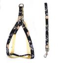 Imagen secundaria del producto Arnés De Flores Para Mascotas. Arnés con correa, cuenta con estampado de flores, hebillas ajustables, broche de seguridad y anillos tipo D para fijar la correa. Material: Poliéster, metal Color: Rosado, amarillo, negro, verde, beige Disponible: Razas pequeñas. Medidas: TALLA XS CUELLO 23-33 CM TORSO MIN-MAX 30-45 CM PESO MAXIMO – APROX 2-5 KG, TRAILLA 1,20 CM