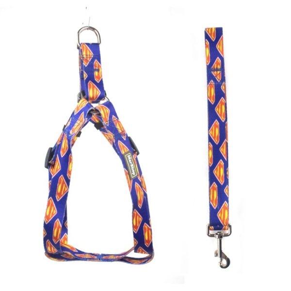 Imagen que muestra el producto Arnés Dibujos Para Mascotas. Arnés estampado con hebillas ajustables, broche de seguridad y anillos tipo D para fijar la correa. Material: Poliéster, metal Estampado: Spiderman, Paw Patrol, Batman, Capitán America. Disponible: Razas pequeñas, medianas y grandes.