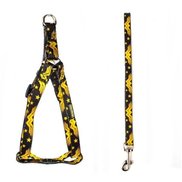 Imagen que muestra el producto Arnes Estampado Para Mascotas. Arnés estampado con hebillas ajustables, broche de seguridad y anillos tipo D para fijar la correa.  Material: Poliéster, metal Estampado: Wonder Woman, Marvel, Paw patrol, perritos Disponible: Razas pequeñas, medianas y grandes. Medidas: TALLA S: CUELLO 30-41 CM TORSO MIN-MAX 41-53 CM PESO MAXIMO – APROX 5-11 KG TALLA M: CUELLO  40-53 CM TORSO MIN-MAX 56-58 PESO MAXIMO – APROX 11-23 KG TALLA L: CUELLO 46-66 CM TORSO MIN-MAX 61-76 CM PESO MAXIMO APROX 23-36 KG TALLA XL: CUELLO 70-81 CM TORSO  MIN-MAX 70-82 CM PESO MAXIMO – APROX 36-50 KG