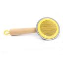 Imagen secundaria del producto Cepillo Bambú Para Mascotas. Cepillo de cabeza redonda con cerdas de metal, mango antideslizante y botón en la parte trasera para expulsar el pelo. Material: Metal, madera                                                                                                                       Color: Rosado, verde, amarillo.                                                                                                       Disponible: Razas pequeñas y medianas con pelaje largo.