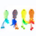 Imagen que muestra el producto Juguete Pez Para Mascotas. Juguete con diseño de pescado, cuenta con plumas en la parte inferior. Material: Poliéster, plumas Color: Verde, azul, amarillo Disponible: Razas pequeñas.