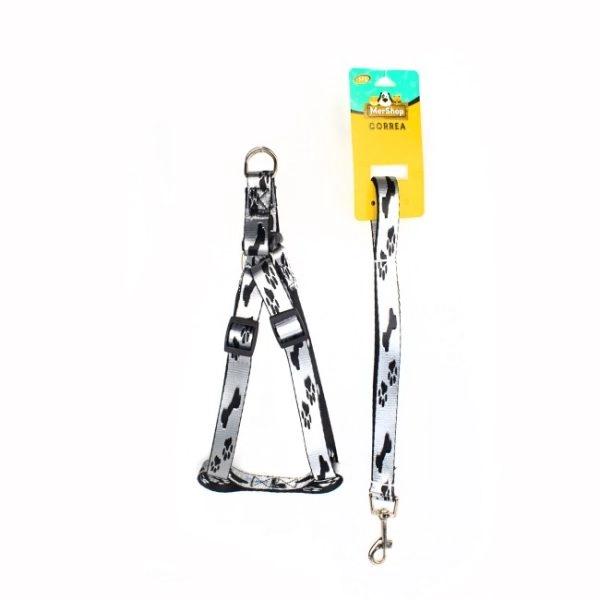 Imagen que muestra el producto Arnés Huesitos Con Correa Plana  Para Mascotas Talla L. Arnés con estampado de huellas y huesos, cuenta con hebillas ajustables, broche de seguridad y anillos tipo D para fijar la correa.  Material: Poliéster, metal                                                                                                                                Color: Rojo, azul, plateado, rosado                                                                                                   Disponible: Razas medianas Medidas:TALLA L CUELLO 46-66 CM TORSO MIN-MAX 61-76 CM PESO MAXIMO APROX 23-36 KG, TRAILLA 1,20 CM