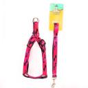 Imagen secundaria del producto Arnés Huesitos Con Correa Plana  Para Mascotas Talla L. Arnés con estampado de huellas y huesos, cuenta con hebillas ajustables, broche de seguridad y anillos tipo D para fijar la correa.  Material: Poliéster, metal                                                                                                                                Color: Rojo, azul, plateado, rosado                                                                                                   Disponible: Razas medianas Medidas:TALLA L CUELLO 46-66 CM TORSO MIN-MAX 61-76 CM PESO MAXIMO APROX 23-36 KG, TRAILLA 1,20 CM