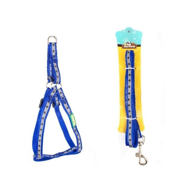 Imagen que muestra el producto Arnes Reflectivo Estampado Huellas Para Mascotas. Arnés con estampado de huellitas, tejido reflectivo, hebillas ajustables, broche de seguridad y anillos tipo D para fijar la correa. Material: Poliéster, metal  Color: Rojo, azul, negro                                                                Disponible: Razas pequeñas Medidas: TALLA XS: CUELLO 23-33 CM TORSO  MIN-MAX 30-45 CM PESO MAXIMO – APROX 2-5 KG, TRAILLA 1,20 CM TALLA S: CUELLO 30-41 CM TORSO MIN-MAX 41-53 CM PESO MAXIMO – APROX 5-11 KG, TRAILLA 1,20 CM TALLA M: CUELLO  40-53 CM TORSO MIN-MAX 56-58 PESO MAXIMO – APROX 11-23 KG, TRAILLA 1,20 CM