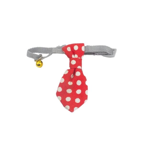 Imagen que muestra el producto Corbata De Mascotas. Corbata estampada con cascabel, cuenta con hebilla ajustable y broche de seguridad. Material: Poliéster Color/estampado: Rosado puntos, rojo puntos, azul oscuro, lila sushi, azul con amarillo, blanco rosas, negro cuadros, multicolor rayas, verde aguamarina, Negro cebra, azul cuadros. Disponible: Razas pequeñas