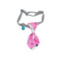 Imagen secundaria del producto Corbata De Mascotas. Corbata estampada con cascabel, cuenta con hebilla ajustable y broche de seguridad. Material: Poliéster Color/estampado: Rosado puntos, rojo puntos, azul oscuro, lila sushi, azul con amarillo, blanco rosas, negro cuadros, multicolor rayas, verde aguamarina, Negro cebra, azul cuadros. Disponible: Razas pequeñas