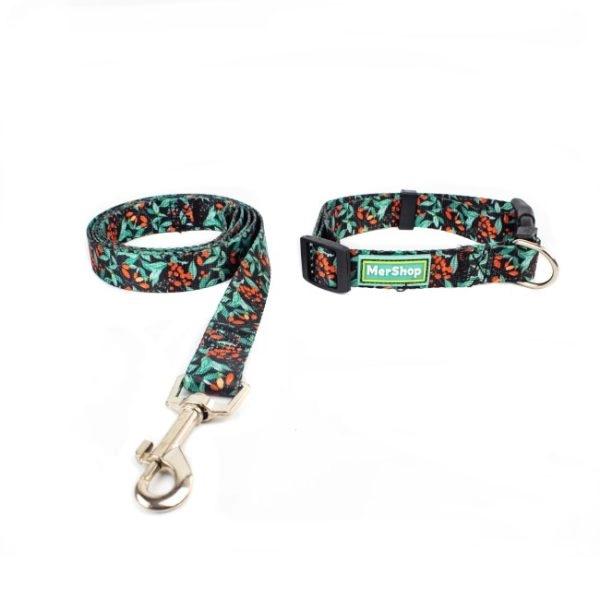 Imagen que muestra el producto Collar Con Correa De Flores. Collar con correa para mascotas, cuenta con estampado de flores, hebilla para ajustar, broche de seguridad y anillo tipo D para fijar la correa.  Material: Poliéster, metal                                                                                                                                Color: Negro, blanco, azul                                                                                                                      Disponible: Razas pequeñas y medianas Medidas: Trailla 1,20cm* / Arnes Largo 46cm * Ancho19cm