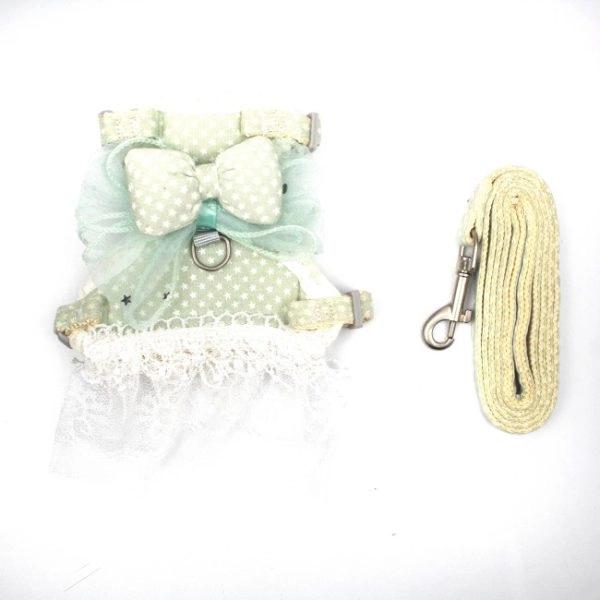 Imagen que muestra el producto Arnés Tipo H Estrellas Para Mascotas. Arnés estrellitas para mascotas, cuenta con hebillas ajustables, broches de seguridad y correa. Material: Poliéster Color: Fucsia, verde, café, amarillo, azul  Disponible: Razas pequeñas