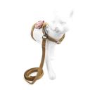 Imagen que muestra el producto Arnés Tipo H Muñeco De Felpa. Arnés para mascotas tipo H, cuenta con muñeco de felpa al costado, hebillas para ajustar el tamaño y broche de seguridad. Trae correa. Material: Poliéster, metal                                                                                                                 Color: Beige, azul, café, rosado, gris                                                                                                               Disponible: Razas pequeñas. Medidas: TALLA XS: CUELLO 23-33 CM TORSO  MIN-MAX 30-45 CM PESO MAXIMO – APROX 2-5 KG, TRAILLA 1,20 CM TALLA S: CUELLO 30-41 CM TORSO MIN-MAX 41-53 CM PESO MAXIMO – APROX 5-11 KG, TRAILLA 1,20 CM