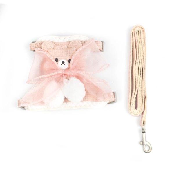 Imagen que muestra el producto Arnés Tipo H Osito Para Mascotas. Arnés de osito para mascotas, cuenta con hebillas ajustables, broches de seguridad y correa. Material: Poliéster Color: Rosa, verde, beige, amarillo, azul  Disponible: Razas pequeñas