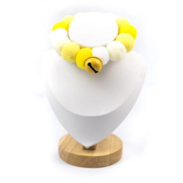 Imagen que muestra el producto Collar Cascabel Para Mascotas. Collar con bolitas de felpa. Cuenta con cascabel. Material: Poliéster y metal                                                                                                                                                    Color: Rosado, azul, rojo, morado, amarillo, verde                                                                                   Disponible: Razas pequeñas. Medidas: 10 cm