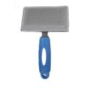 Imagen que muestra el producto Carda Grande Para Mascotas. Cepillo de cabeza cuadrada y cerdas de metal, cuenta con mango antideslizante. Desenreda y alisa. Material: plástico y goma Color: Azul, rojo, rosado Disponible: Razas grandes con pelaje largo o risado.