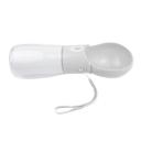 Imagen que muestra el producto Bebedero Para Mascotas. Bebedero portatil que matiene el agua fresca y limpia. Cuenta con interruptor que al ser oprimido ira expulsando el agua y cordón de tela para mejorar su transporte. Material: plástico  Color: Salmón, gris, azul   Disponible: Razas pequeñas Medidas: Largo 27cm*Ancho 10cm