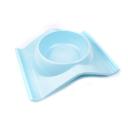 Imagen que muestra el producto Comedero Elevado Para Mascotas. Comedero elevado, cuenta con plato removible. Material: Plástico, acero inóxidable                                                                                                                                    Color: Verde, azul, rosado                                                                                                                                           Disponible: Razas pequeñas y medianas. Medidas: Largo 25 cm * Ancho19,5cm Alto6,5cm