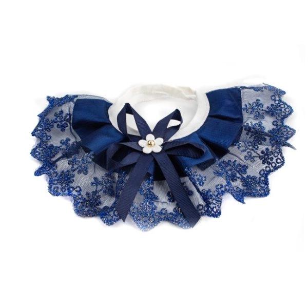 Imagen que muestra el producto Cuello Con Decoracion Para Mascotas. Collar con moño en el centro y cinta de tela ajustable Material: Poliéster   Color: Azul oscuro, azul claro, rosado.                                                                                                                          Disponible: Razas pequeñas Medidas:  Talla S: Largo30 cm *Ancho12 cm Talla M : Largo25 cm *Ancho11 cm Talla L : Largo30 cm *Ancho12 cm
