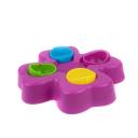 Imagen que muestra el producto Juguete Diseño De Trebol Para Mascotas. Comedero interactivo, cuenta con un diseño en forma de trebol y cuatro compartimentos donde podrá esconder los premios de su mascota. Material: Poléster Color: Morado, azul, amarillo Disponible: Razas pequeñas, medianas y grandes.