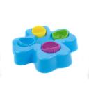 Imagen secundaria del producto Juguete Diseño De Trebol Para Mascotas. Comedero interactivo, cuenta con un diseño en forma de trebol y cuatro compartimentos donde podrá esconder los premios de su mascota. Material: Poléster Color: Morado, azul, amarillo Disponible: Razas pequeñas, medianas y grandes.