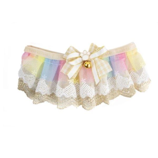 Imagen que muestra el producto Cuello Con Accesorio  Para Mascotas. Collar con moño en el centro y cinta de tela ajustable. Material: Poliéster Color: morado, rosado, negro, blanco Disponible: Razas pequeñas Medidas: Talla S / Largo 20 cm *Ancho8 cm Talla M : Largo25 cm *Ancho11 cm