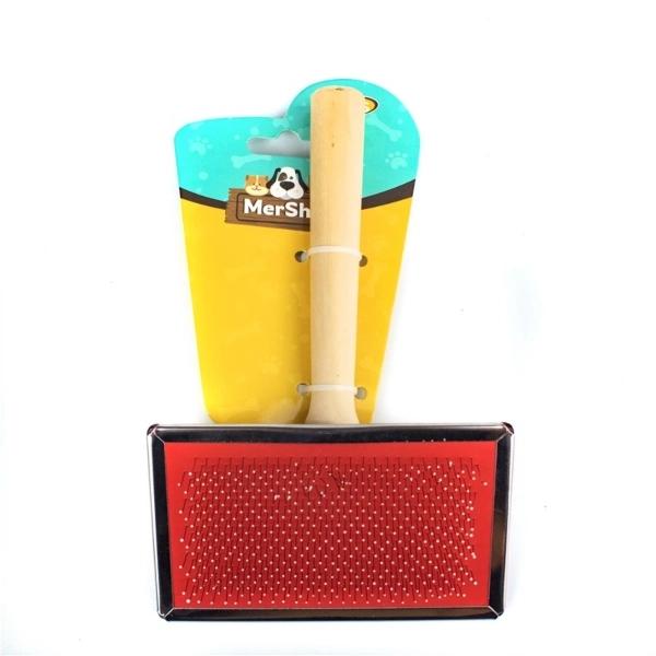 Imagen que muestra el producto Cepillo Tipo Puas Para Mascotas. Cepillo carda con cerdas tipo púas ideales para desenredar y alisar el pelaje. Material: Madera, metal Color: Disponible en la foto Disponible: Razas medianas y grandes de pelaje largo o rizado.