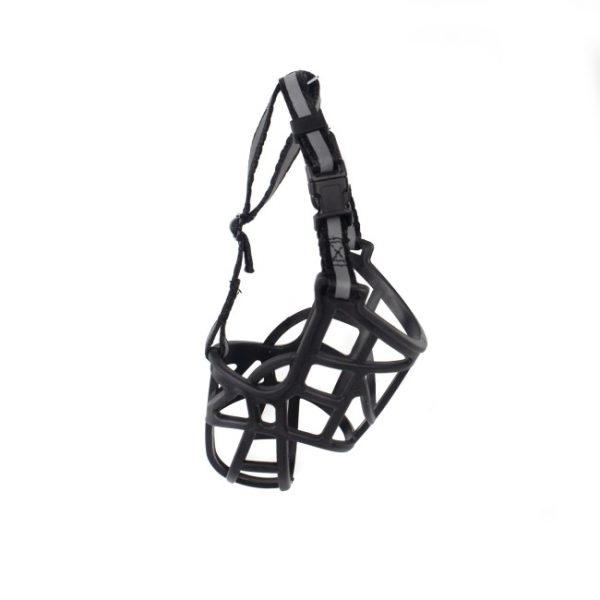 Imagen que muestra el producto Bozal De Canastilla Para Mascotas. Bozal con estructura cómoda y flexible, cuenta con orificios para mejorar la ventilación, correa con tejido reflectivo, hebilla de plástico y broche de seguridad Material: Plástico, caucho, tela                                                                                                        Color: Negro                                  ,                                                                                    Disponible: razas pequeñas Medidas:  Talla 1, Talla 2, Talla 3, Talla 4, Talla 5, Talla 6,