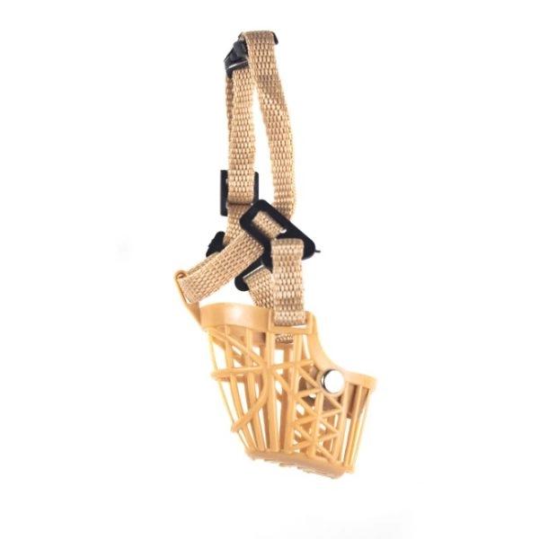 Imagen que muestra el producto Bozal De Canastilla Rigido Para Mascotas. Bozal con estructura cómoda, cuenta con orificios para mejorar la ventilación, correa de tela con hebilla de plástico y broche de seguridad. Material: Plástico, tela    Color: Beige                                                                                                                     Disponible: Razas pequeñas , medianas , grandes