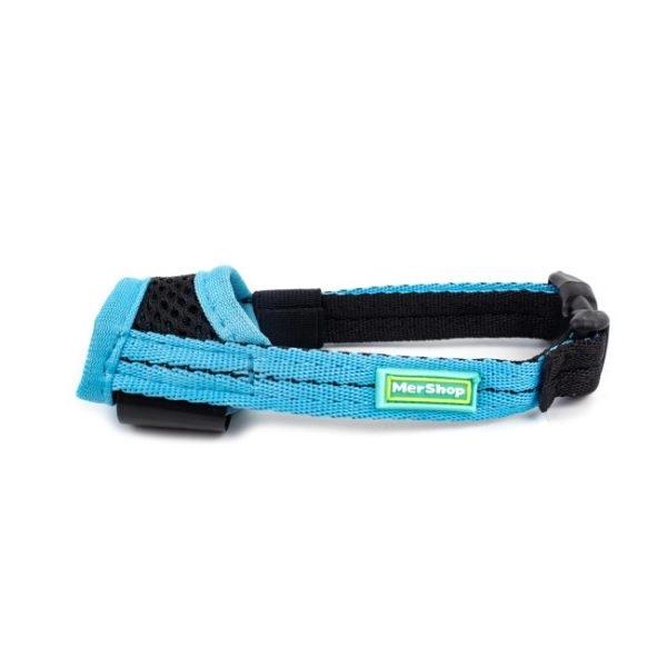 Imagen que muestra el producto Bozal De Tela Con Velcro Para Mascotas. Bozal de tela, cuenta con velcro ajustable y broche de seguridad. Material: Poliéster                                                                                                                                  Color: Rojo, negro, azul, gris                                                                                                                           Disponible: Razas pequeñas. Medidas:  Talla:XS Abertura 14cm Talla:S Abertura 20 cm Talla: M Abertura 24cm Talla:L Abertura 29cm Talla:XL Abertura 36cm