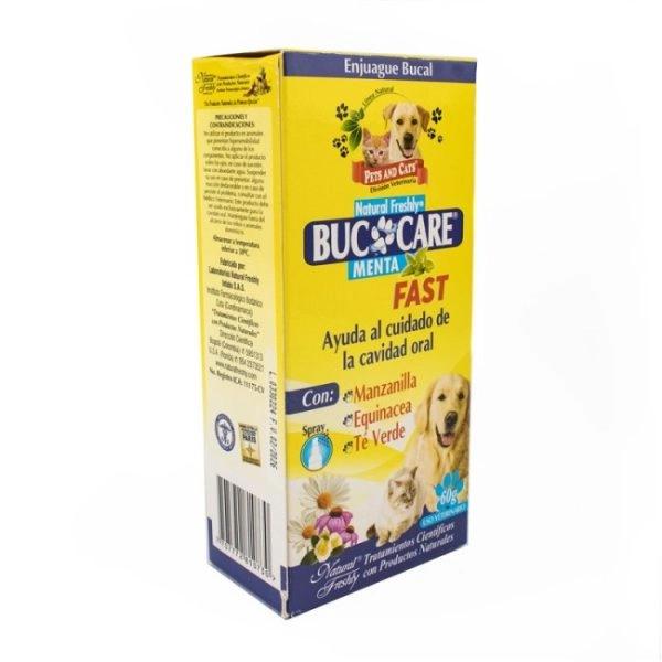 Imagen que muestra el producto Bucocare Spray Fast Menta Enjuague Bucal Natural Freshly 60 Ml. Bucocare spray fast menta Natural Freshly ayuda con el cuidado de la cavidad oral. Ingredientes: Manzanilla, equinacea, té verde  Presentación: Frasco x 60 ml. Disponible: Para perros y gatos de todas las razas y edades.