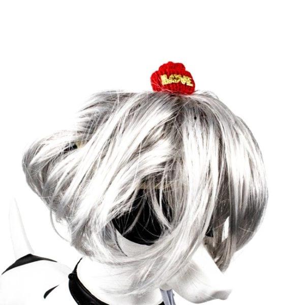 Imagen que muestra el producto Cabello Falso Blanco Con Gorro Para Mascotas. Peluca para mascotas corte Bob con flequillo. Material: Cabello sintético                                                                                                                                                                                                          Color: Blanco                                                                                                                                                                                                               Disponible: Razas pequeñas y medianas