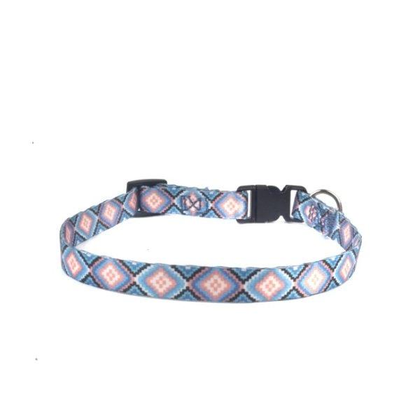 Imagen que muestra el producto Collar De Mascotas. Collar estampado para mascotas, cuenta con broche de seguridad y anillo tipo D para fijar la correa. Material: Poliéster                                                                                                                                                                                                      Color: Verde, azul, rosado, blanco                                                                                                                                                                                                              Disponible: Razas medianas