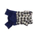 Imagen secundaria del producto Overol Student Para Mascotas. Overol student para mascotas, cuenta con bolsillo decorativo, camisilla estilo tartán y botones inferiores para apuntar. Material: Poliéster Color: Azul, rosado, rojo, negro Disponible: Razas pequeñas y medianas.