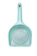 Imagen secundaria del producto Pala Orificios Redondos Para Mascotas. Pala fácil de manejar, cuenta con orificios redondos que hacen un efecto de colador para recoger solo los desperdicios de su mascota. Material: Plástico Color: Azul, rosado, verde