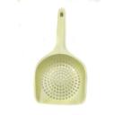 Imagen secundaria del producto Pala Orificios Redondos Para Mascotas. Pala fácil de manejar, cuenta con orificios redondos que hacen un efecto de colador para recoger solo los desperdicios de su mascota. Material: Plástico Color: Azul, rosado, verde