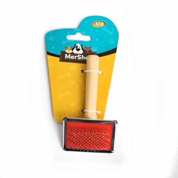 Imagen que muestra el producto Carda De Madera Para Mascotas. Cepillo carda con cerdas tipo púas ideales para desenredar y alisar el pelaje, cuenta con mango ergónomico. Material: Acero inóxidable, madera                                                                                                                                                                                                                                                                                                                                                            Color: café                                                                                                                                                                                                                                                                                                         Disponible: Razas pequeñas, medianas y grandes de pelaje largo o rizado.