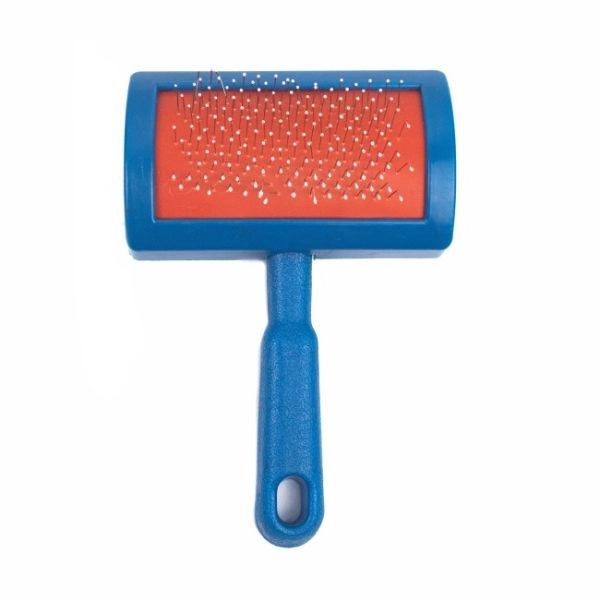Imagen que muestra el producto Carda De Plástico Para Mascotas. Cepillo carda con cerdas tipo púas ideales para desenredar y alisar el pelaje, cuenta con mango ergónomico. Material: Acero inóxidable, plástico Color: Azul, rojo Disponible: Razas pequeñas y medianas de pelaje largo o rizado.