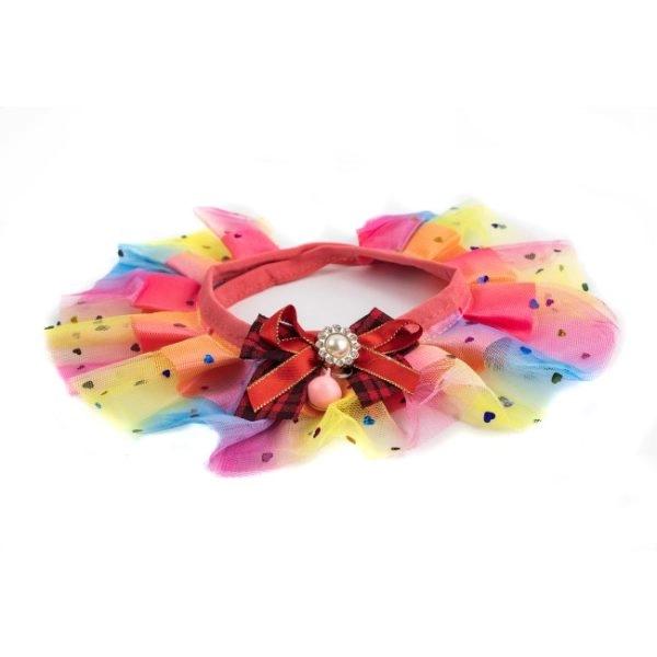 Imagen que muestra el producto Cuello Con Cinta Y Accesorio  Para Mascotas. Collar con moño en el centro y cinta de tela ajustable.  Material: Poliéster                                                                                                                                                      Color: morado, rosado, negro, blanco                                                                                                 Disponible: Razas pequeñas y medianas Medidas:  Talla M : Largo25cm *Ancho11 cm Talla L : Largo30 cm *Ancho12 cm